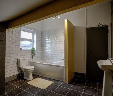 1 bedroom in a flat share to rent - Photo 4