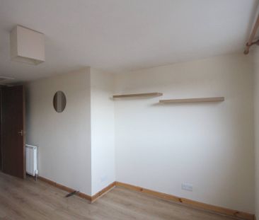 Flat 2, 24 High Street, - Photo 6