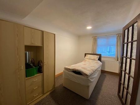 4 bedroom semi-detached house to rent - Photo 2