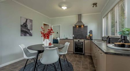 Treasure on Tremaine Avenue! - Photo 3