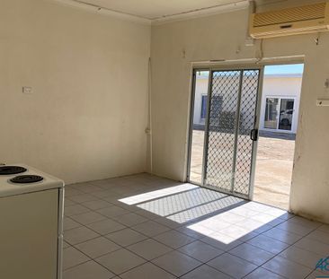 Small 1 bedroom unit - Photo 3