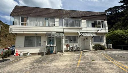 Super sunny upstairs 1 bedroom flat - Photo 3