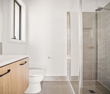 Stunning Brand New 4-Bedroom Home for Rent in Oran Park - Photo 4