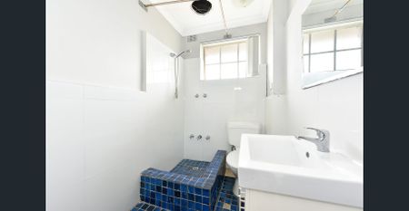 Top floor apartment with district views - Photo 4