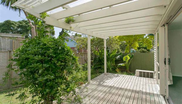 Charming Cottage - Photo 1