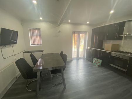 4 bedroom semi-detached house to rent - Photo 2