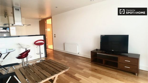 Spacious room to rent in 2-bedroom flat in Blackthorn - Photo 1