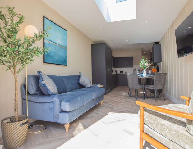 Laburnum Grove Room 5 - Photo 1