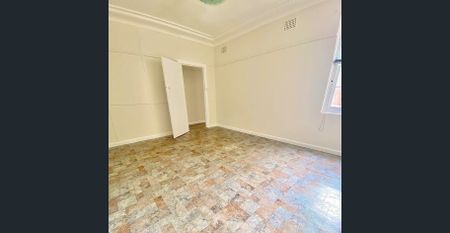 Large Three Bedroom "Above Shop" Apartment ! ! - Photo 2