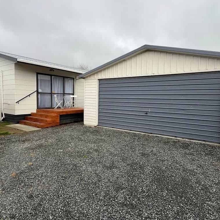 Newly Renovated 3 bedroom + Garage close to town - Photo 1