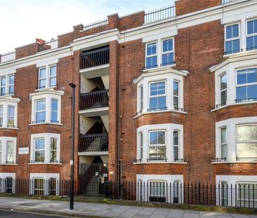 A good size one bedroom in a red brick mansion block. - Photo 2