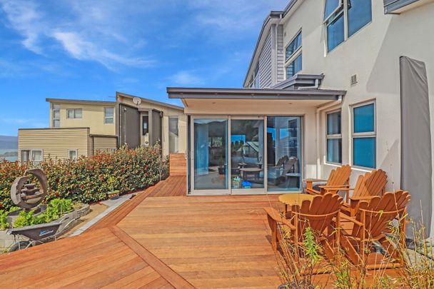 Immaculately presented executive four-bedroom family home - Photo 1