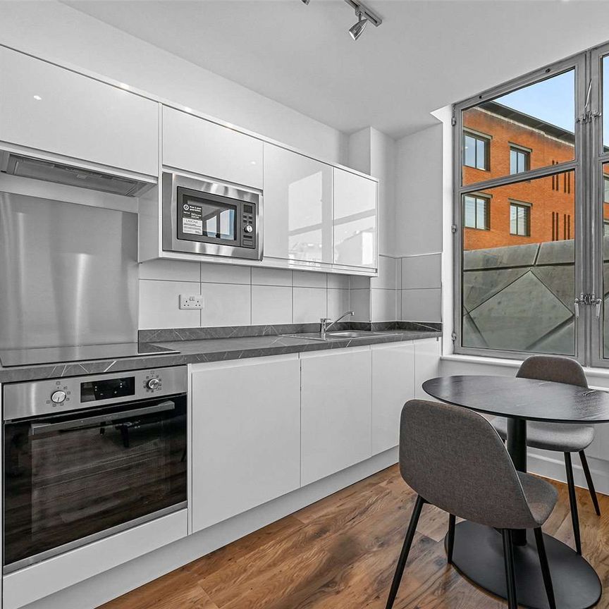 A newly refurbished one bedroom apartment in a convenient City location - Photo 1