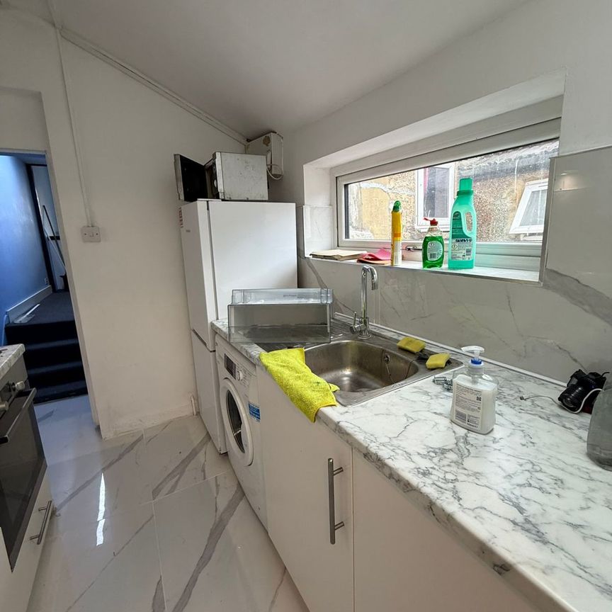 Two bedrooms first floor flat high road ilford- 1700 pcm - Photo 1