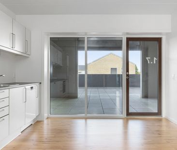 Skøn lejlighed med stor, privat altan med halvtag - Foto 2