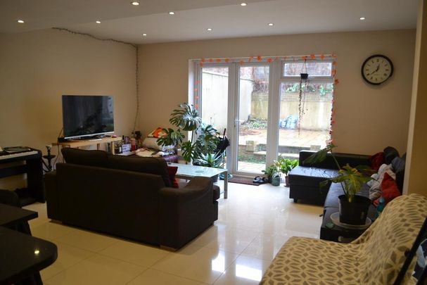5 bedroom flat to rent - Photo 1