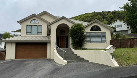 IMMACULATELY PRESENTED FOUR BEDROOM FAMILY HOME: - Photo 5