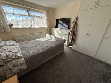 5 bedroom semi-detached house to rent - Photo 2