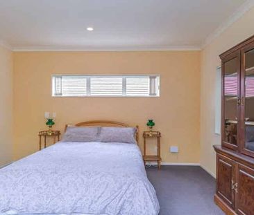 Executive on Easton! - Photo 3