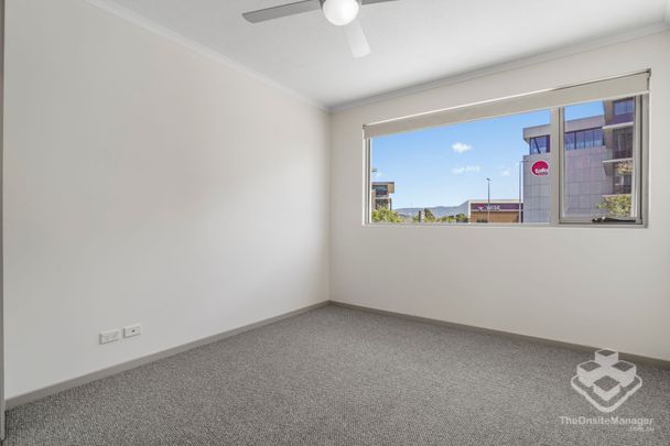 Stylish apartment new carpets, quality & new appliances - Photo 1