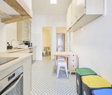 Room in a shared 8-bedroom apartment for rent in Lisbon. - Photo 4