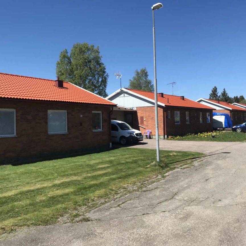 By Kyrkby: Rymlig radhusetta på Åsen - Foto 1