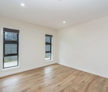 Stunning 4 bedroom town house residence in the heart of Woden - Photo 5