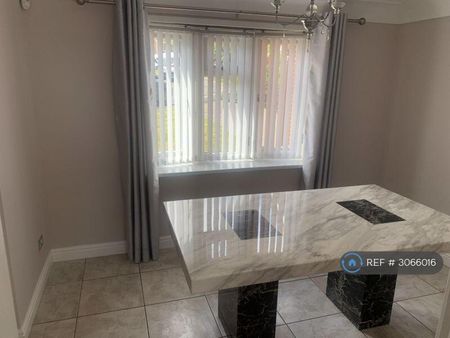 4 bedroom detached house to rent - Photo 4