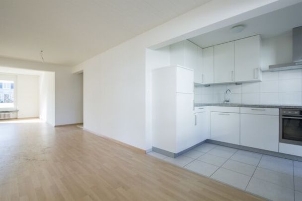 Luminous 4.5-room apartment with balcony and modern kitchen - Foto 1