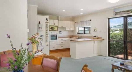 Large family home with a view of golf course - Photo 4