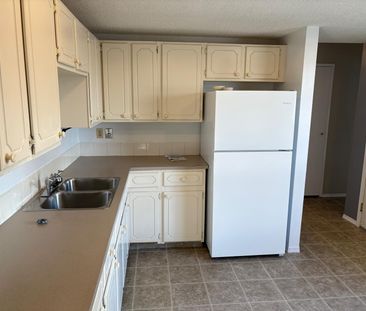 Townhouse in Whitehorn - Photo 2