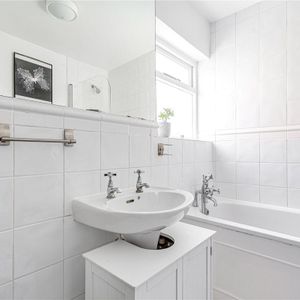 1 bedroom flat in London - Photo 3