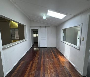 CLOSE TO THE HOSPITAL - CUTE COTTAGE - Photo 3