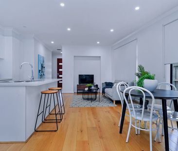 "Stunning townhome" - Photo 3