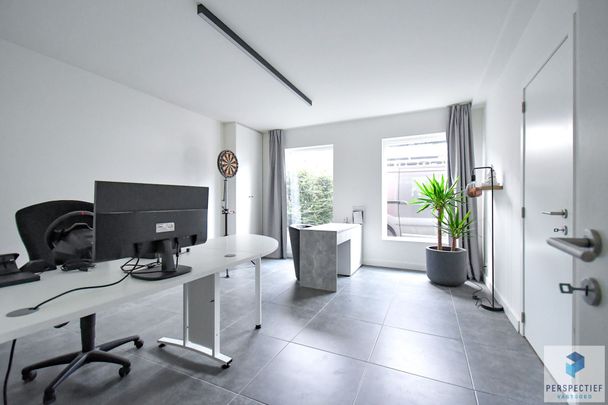 Mooi afgewerkte woning met 3 SLPKS, oprit en garage vlakbij het centrum - Photo 1