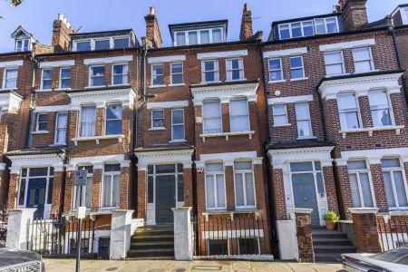 4 bedroom flat in Belsize Park - Photo 4