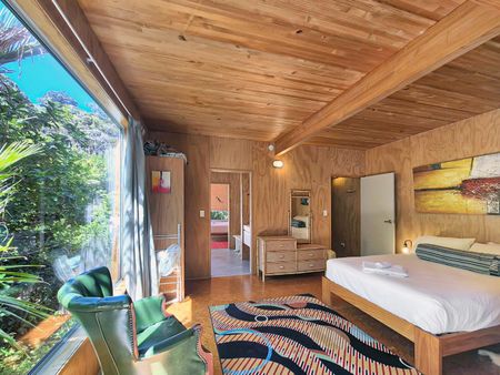 Charming Two-Storey 3-Bedroom Home in Palm Beach – $875/week - Photo 4