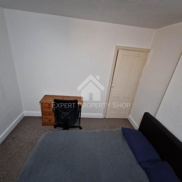1 bedroom in a house share to rent - Photo 1