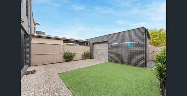 Bright, generous space! - Photo 1