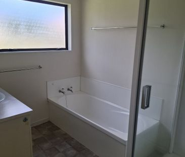 This is a very tidy easy-care home, features three double bedrooms,... - Photo 4