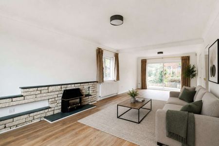 Modernised four bedroom detached family home in superb location approximately 0.4 miles to Harpenden town centre and station. - Photo 3