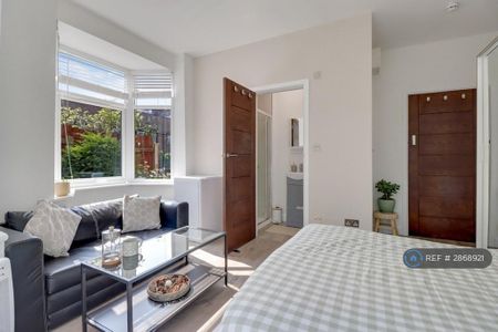 1 bedroom in a house share to rent - Photo 2