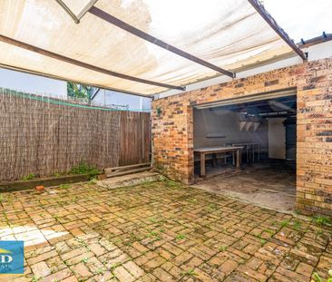 Renovated 2 Bedroom House. Great Conditioning. Double Garage. 5 Min... - Photo 5