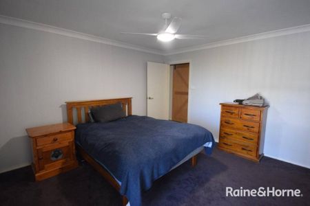 FAMILY HOME WITH SPACIOUS YARD - Photo 5