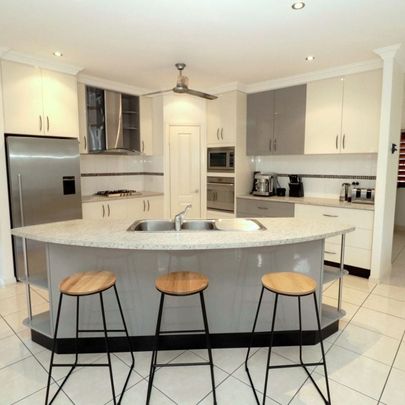 27 Greenview Drive, Mount Louisa - Photo 1