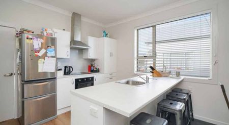 Spacious Four-Bedroom Villa with Character and Comfort - Photo 4