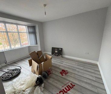 4 bedroom semi-detached house to rent - Photo 3