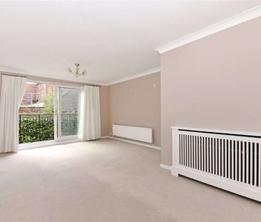 An immaculately presented two double bedroom duplex apartment situa... - Photo 2