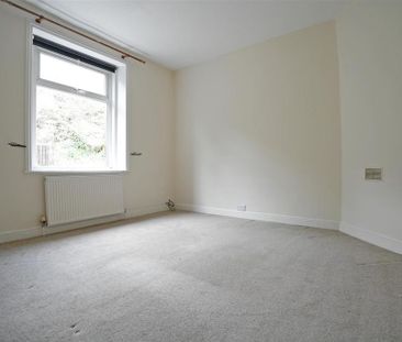 4 bedroom end of terrace house to rent - Photo 4