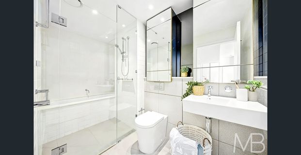 SUMPTUOUS EXECUTIVE APARTMENT WITH SWEEPING HARBOUR & CITY VIEWS - Photo 1